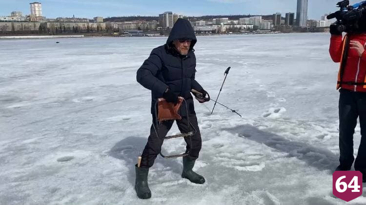 Под Саратовом мужчина «ватрушкой» спас тонувшего рыбака