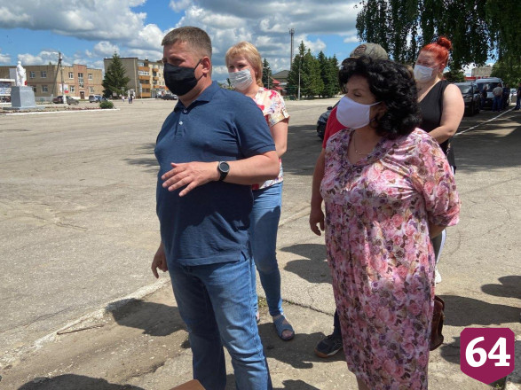 Губернатор потребовал привлекать местных подрядчиков к благоустройству 