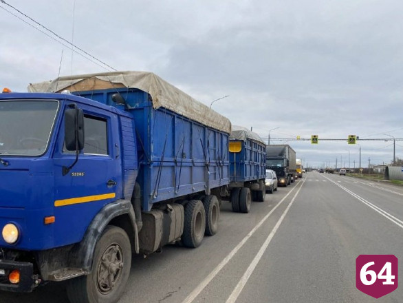 Саратовским мобилизованным передали автомобили и выпечку 