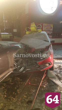 В Саратове иномарка протаранила подарочный автомобиль с бантом