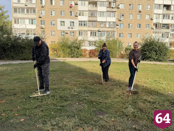 Глава района присоединился к субботнику в Энгельсе