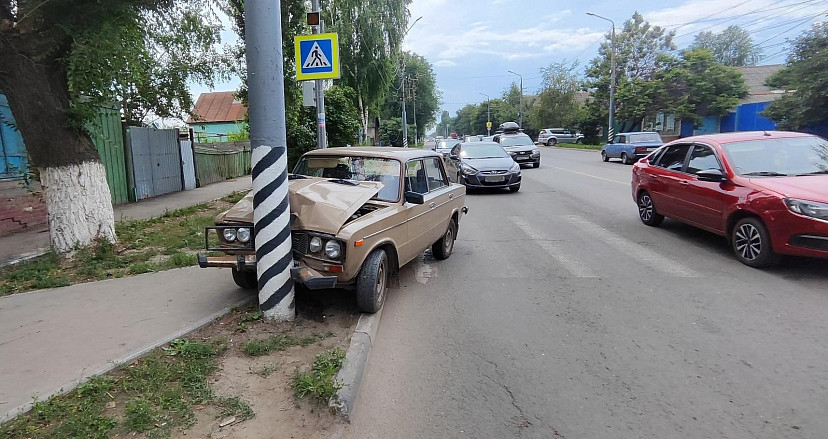 В Энгельсе пенсионер на «Жигулях» протаранил столб
