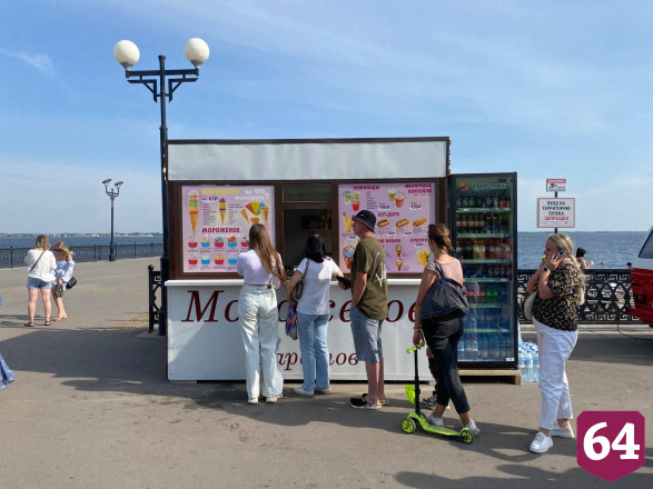 Туристов из Москвы шокировал полуголый курьер в Саратове
