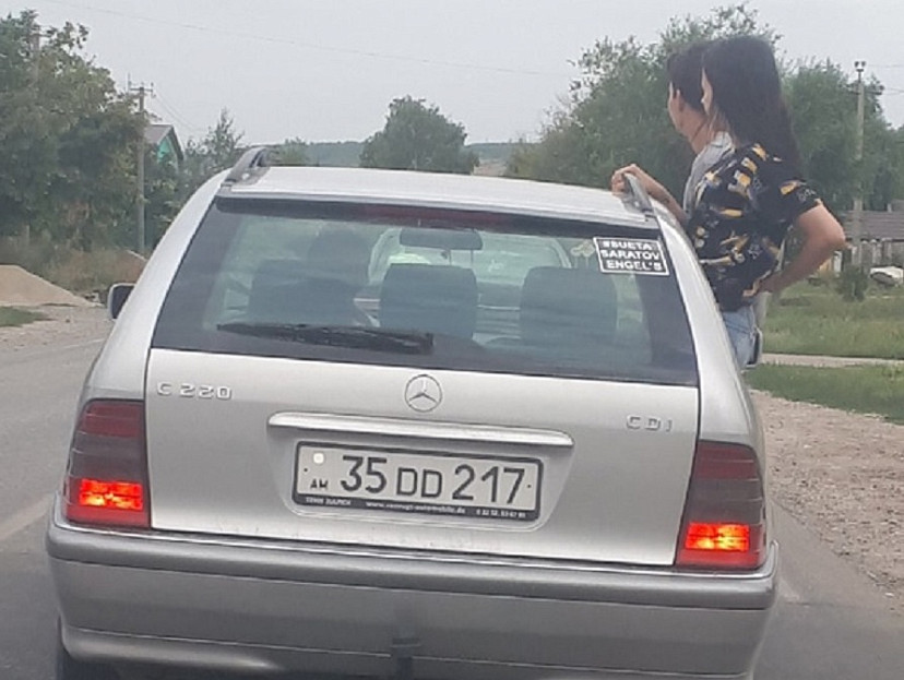 Саратовцев ужаснули кадры опасного катания подростков в иномарке