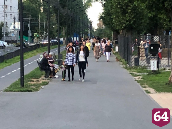 Жители Саратова снова вышли на прогулку без масок