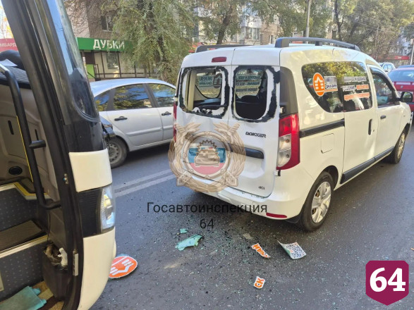 Мужчина пострадал в тройной аварии с автобусом на проспекте Энтузиастов