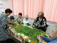 Пенсионеры Саратовской области отправляют на фронт сухие каши и травяные чаи