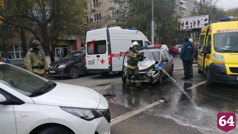 В центре Саратова столкнулись иномарка и машина ДПС