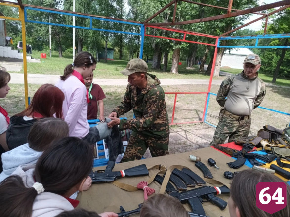В саратовском лагере дети изучили устройство автомата и написали бойцам СВО