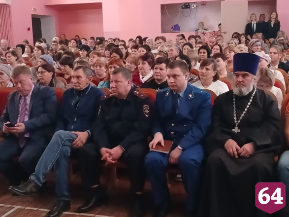 Саратовских чиновников призвали отремонтировать крышу учительнице