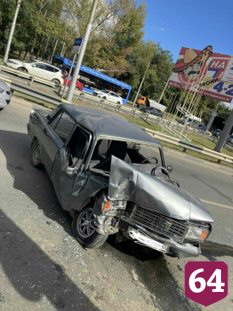 В Саратове «Жигули» врезались в столб