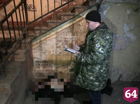 Житель Саратова отправился в магазин и умер в подъезде