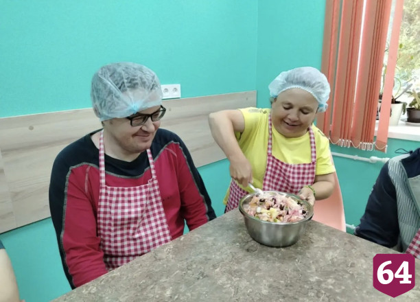 Саратовцам провели кулинарный мастер-класс по летнему винегрету