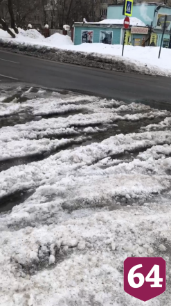 В Саратове «скорые» не могут проехать по дороге с полуметровой колеей