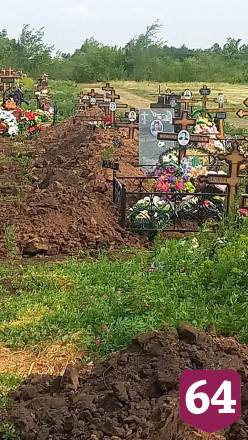 На кладбище под Саратовом закидали землей могилы с крестами