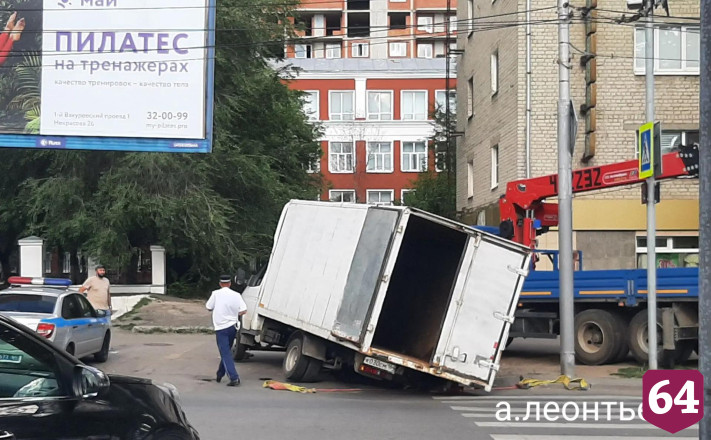 В Саратове «Газель» провалилась в яму на дороге и застряла