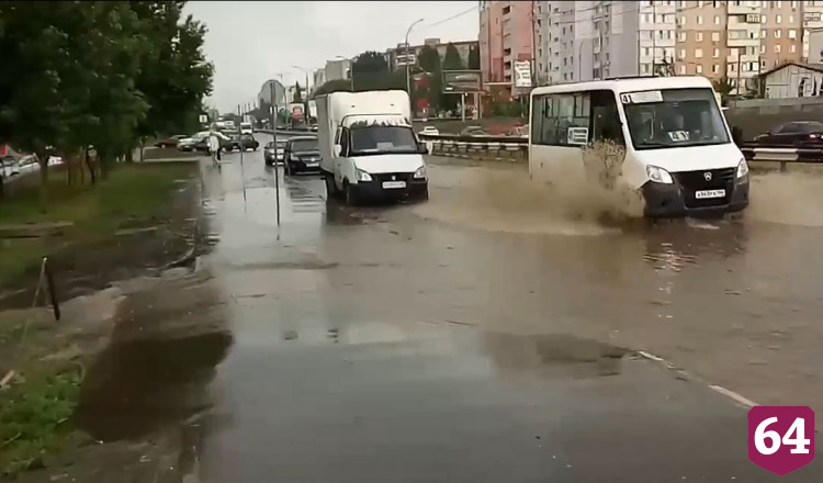 Жители Саратова соорудили плот для переправы по затопленной улице