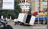 В Саратове «Газель» провалилась в яму на дороге и застряла