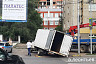 В Саратове «Газель» провалилась в яму на дороге и застряла