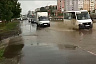 Жители Саратова соорудили плот для переправы по затопленной улице