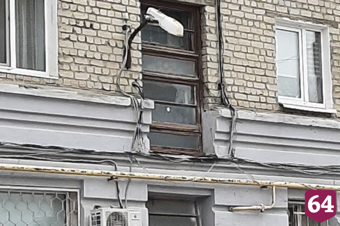 В Саратове при уборке снега сломали фонари 