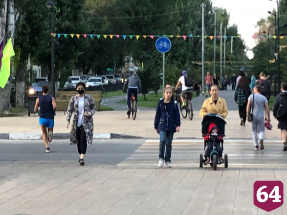 Жители Саратова вышли на вечернюю прогулку без масок