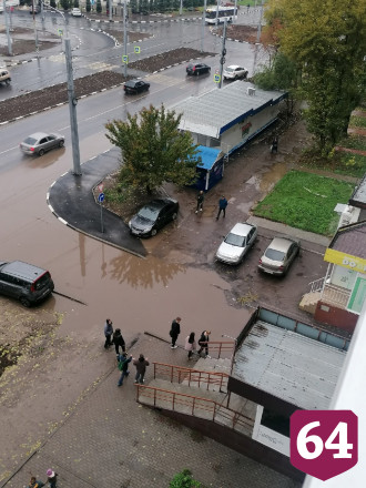 Центральную улицу Энгельса затопили дождевые воды