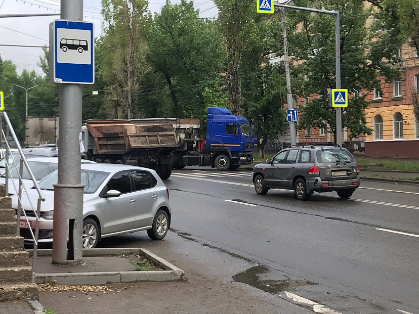 В Саратове фура протаранила столб и перекрыла дорогу