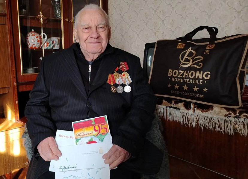 Президент поздравил с 95-летием саратовского сборщика Як-40
