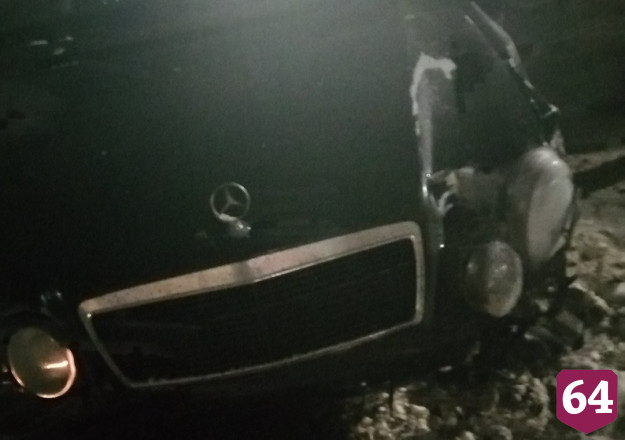 В Елшанке Mercedes снес остановку вместе с забором и въехал во двор дома 