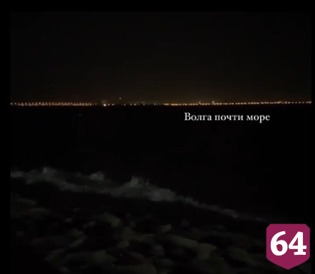 Жители Саратова сравнили «взволнованную» Волгу с морем