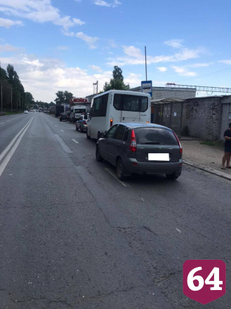 Пассажирка саратовской маршрутки покалечилась в аварии с «Калиной» 