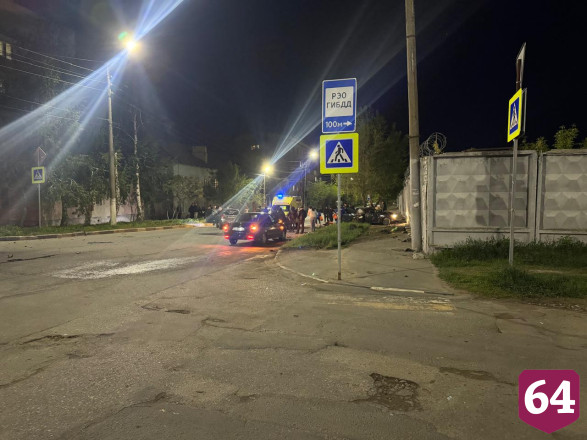 Под Саратовом молодежь на «Жигулях» врезалась в бетонный забор