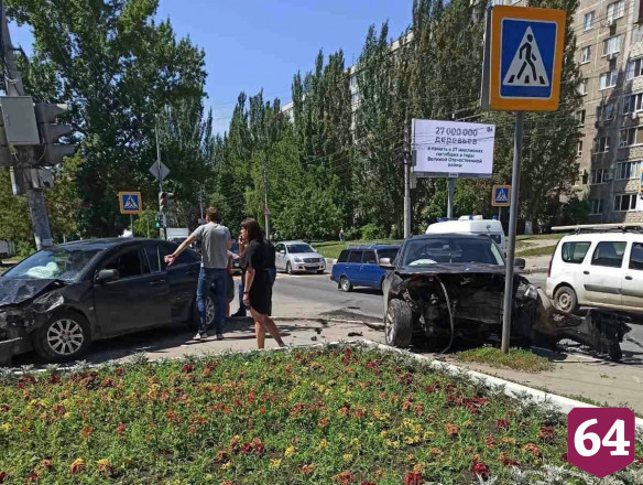 В столкновении двух иномарок в Саратове ранены два человека