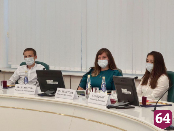 Студентка исполнила для губернатора написанную о Саратове песню 