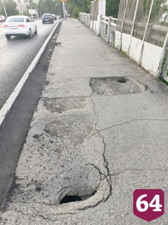 В Саратове на мосту провалился асфальт