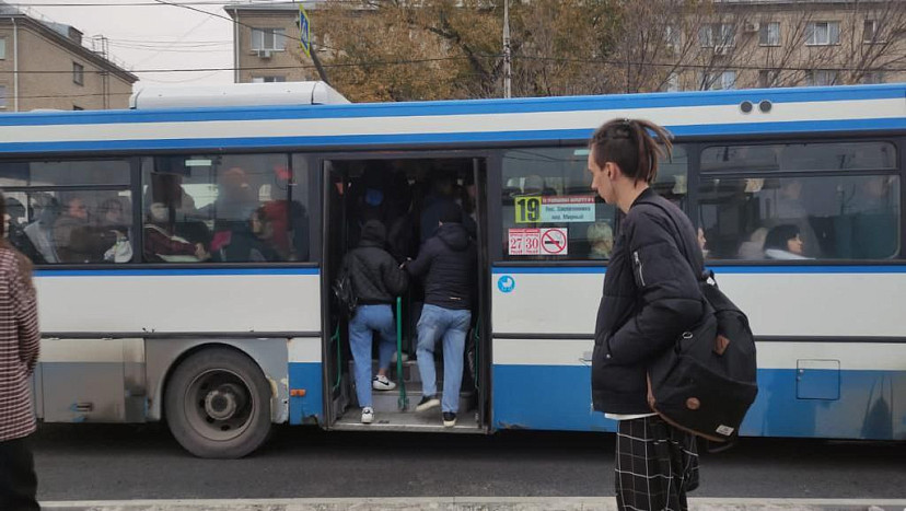 В Саратове автобусы не могут вместить стоящих на остановках пассажиров