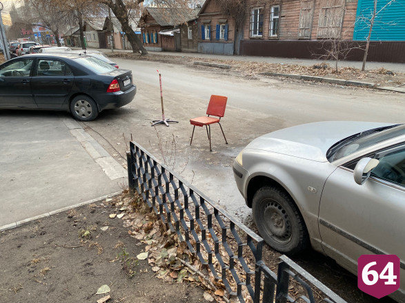 В Саратове с помощью стула занимают парковку у библиотеки