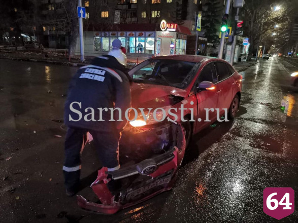 В ДТП у саратовского драмтеатра пострадал неизвестный
