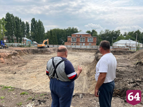 Саратовский министр проверил стройку и собрал ведро грибов