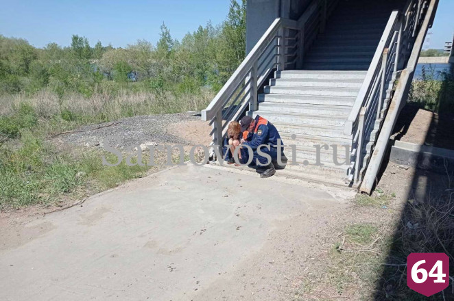 Женщина упала с моста в Волгу