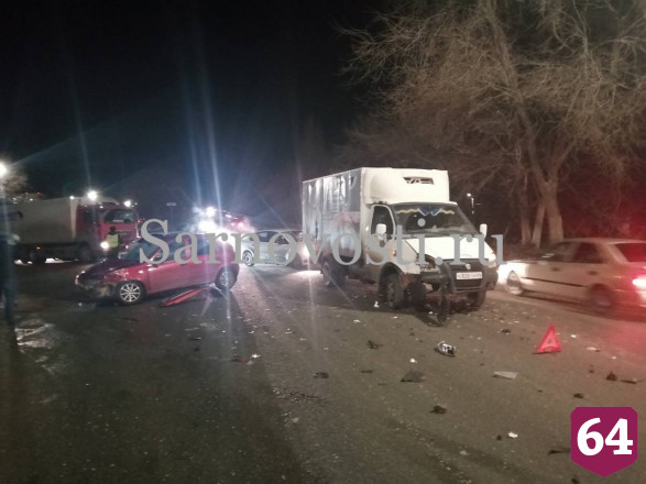 В Саратове автоледи не пропустила грузовик с сосисками и разбила голову в ДТП