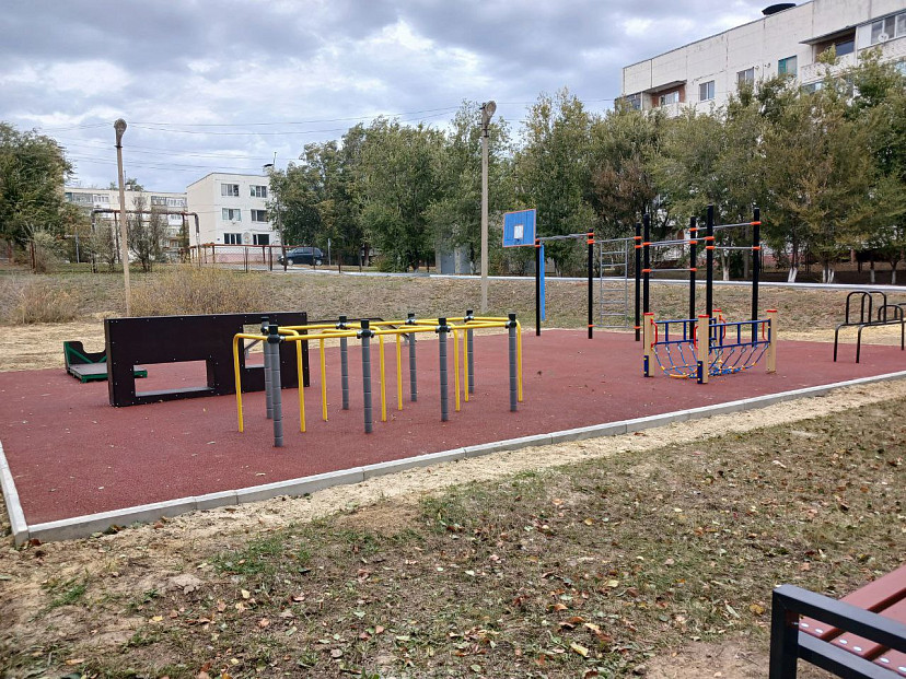 В саратовском поселке построили спортплощадку с окопом