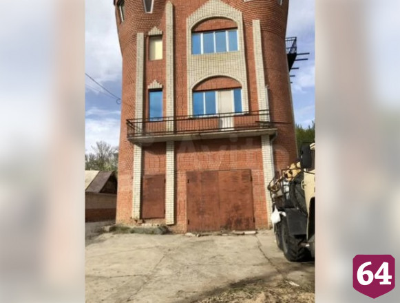 В горпарке Саратова продают особняк в виде замка