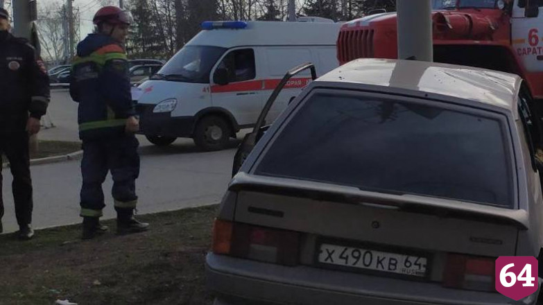 В Саратове один человек погиб и пятеро пострадали в ДТП со столбом