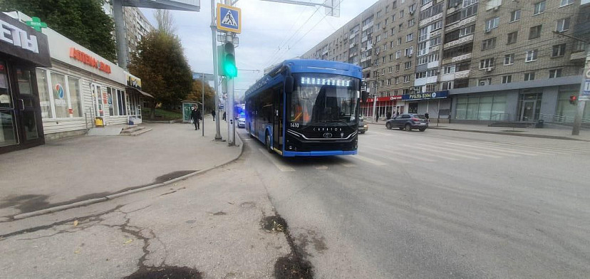 В троллейбусе травмировалась 67-летняя жительница Саратова