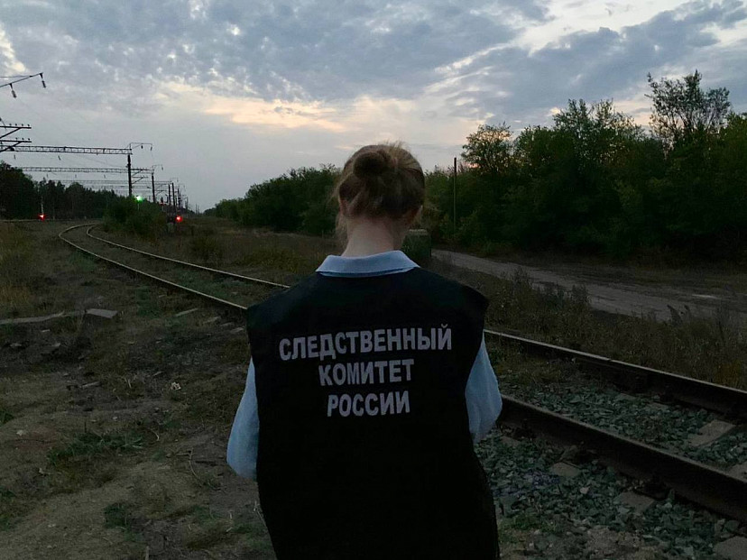 Под Саратовом подростка придавило при разгрузке труб