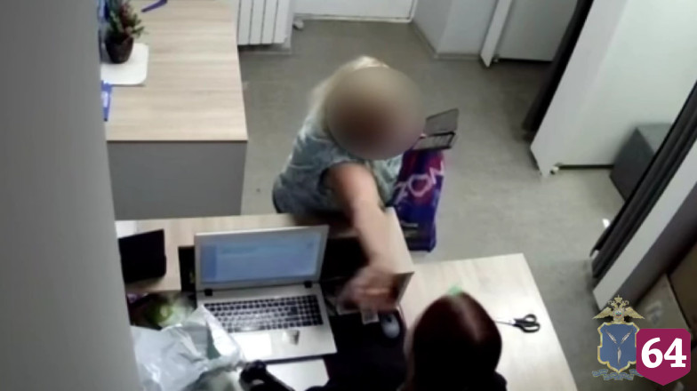 В Саратове пенсионерка угрожала сотруднице ПВЗ канцелярским ножом