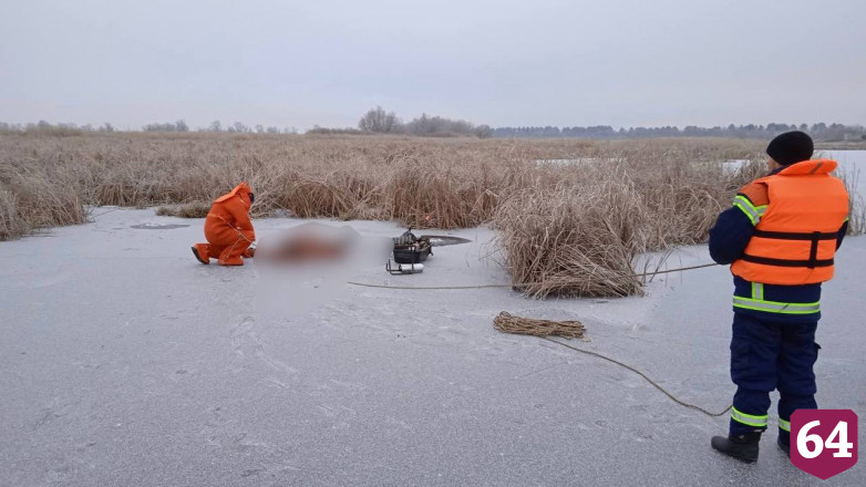 Под Саратовом на льду нашли труп рыбака
