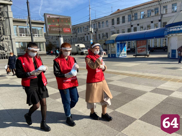 На улицах Саратова начали бесплатно раздавать маски 
